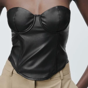 Korsett topp  - En helt ny korsett topp från ZARA i skinn imitation, oanvänd - skickar gärna fler bilder⭐️