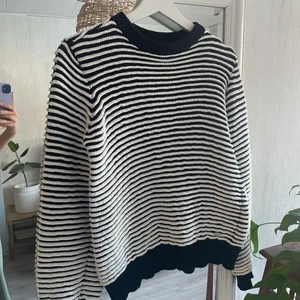 Randig tröja  - Randig vintage tröja 🖤🤍  Kontakta mig för fler bilder. Frakt tillkommer! 