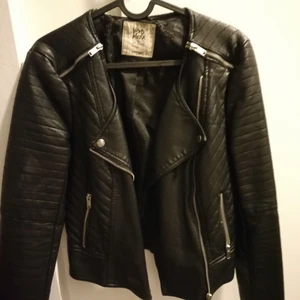 "skinn"jacka  - Fint, använt, skick. Lite slitage vid halsen, enbart högst upp på ryggen.