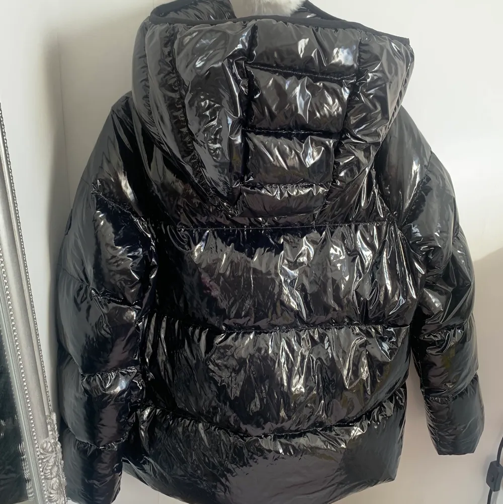 Tommy Hilfigers trendiga jacka ”High gloss down puffer jacket” mörkblå i storlek S!💙 Säljer eftersom den är för liten för mig (kan alltså inte skicka bild på). !!ENDAST ANVÄND 5 GÅNGER!!  NYPRIS: 3500kr, MITT PRIS: 1500kr. Jackor.