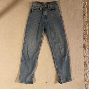 90s jeans från Gina Tricot  - 90s petite jeans från Gina Tricot. Säljer dessa då de inte passar längre. Kan mötas eller skicka. Köparen står för frakten (spårbart) 💗