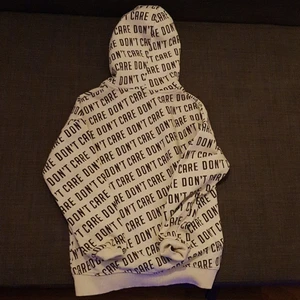 Don't care hoodie - Säljer nu min dont care hoodie för den blivit för liten.