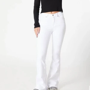 Vita Bootcut jeans storlek s - Säljer mina vita bootcut jeans från Åhlens, säljer dom för dom kommer inte till användning längre, använt Max 5 gånger. Skriv privat för fler bilder 💗 (ordinarie pris 500kr)
