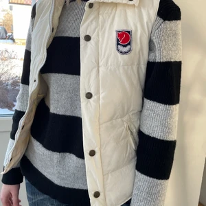 Vintage fjällräven väst  - Vintage dunväst från fjällräven, väldigt fint skick size M dam