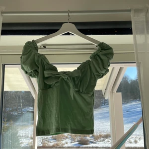 Grön topp - Jättesöt topp i en härlig grön färg. Tyvärr lite stor på mig så därför säljs den. Passar en S bra. Oanvänd, endast testad. 
