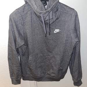 Nike set i grå med vit logo, använd men i gott skick