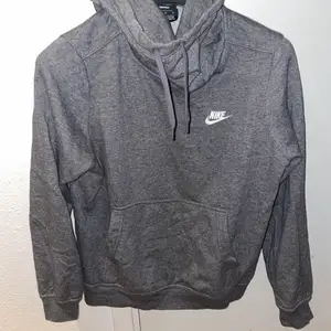 Nike set i grå med vit logo, använd men i gott skick