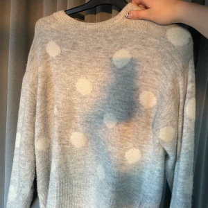 prickig stickat tröja - suuupersöt tröja, använd ksk 3 ggr🤍 strl s/m!! frakt tillkommer 