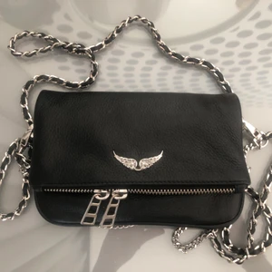 Zadig & Voltaire nano väska  - INTRESSEKOLL! På min nästan helt nya Zadig väska i storleken nano alltså den lilla❤️‍🔥 Den har inga defekter 💗 Säljer endast vid bra bud. ❤️ Nypris: 2300 kr ❤️‍🔥 Köp direkt för 1650, eller buda privat 💘 Kan även byta mot en Zadig sunny bag eller maje väska!! Skriv privat vid intresse!💗