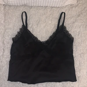 Svart linne - 🖤 Gulligt linne med spetskant från H&M. Strl S, passar även xs. Fint skick 🖤 