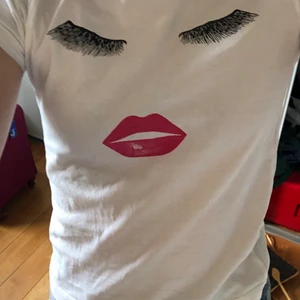 T-shirt  - Super fin T-shirt! Köpte för några år sedan, men har inte använt så mycket! Strl 140 men passar en xs