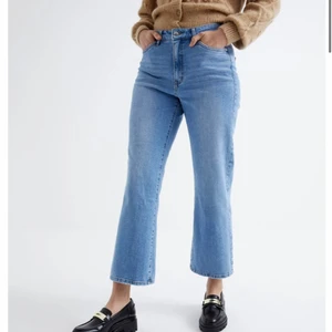 Jeans straight fit strl 36  - Ljus blåa fina jeans lite för korta på mig som är 160 passformen är lite bootcat och det är jättefint har och är i ett jätte bra skick för jag har aldrig andvänt dem 💓