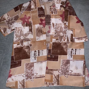 Kortärmad skjorta - Kortärmad skjorta med fint tryck, knappar. 