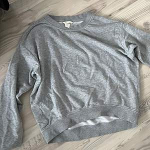Helt vanlig grå basis sweatshirt Stl XS säljes. 50kr från HM