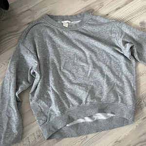 Grå sweatshirt  - Helt vanlig grå basis sweatshirt Stl XS säljes. 50kr från HM