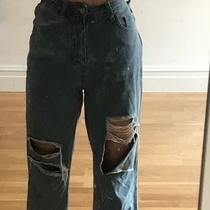 Blåa jeans. Strl S/xs  - intresse koll! Blåa jeans. Använda fåtal gånger. Strl s/xs. Bra skick. 100kr+frakt 