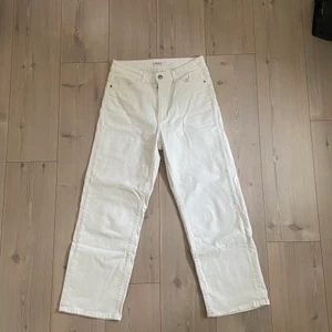 Straight leg jeans - Ett par raka vita jeans från Lindex i storlek 40, men sitter lite mer som en 38. Jeansen är kortare i modellen vilket gör att de är alldeles för korta på mig som är 175. Undrar ni över mått kan jag mäta🥰 