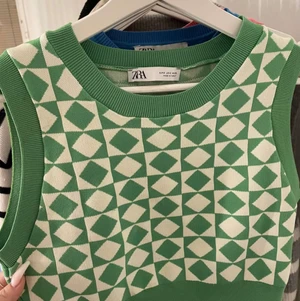 Otroligt fin topp❤️ - Säljer denna fina topp från zara, säljer pga att den ej kommit till användning 🥰 storlek s, men tröjan är i stretchigt material så skulle nog passa upp mot M 