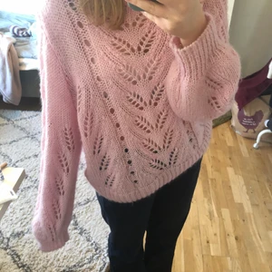 Rosa stickad tröja - En jättefin rosa stickad tröja från hm. Storlek L men passar M. 