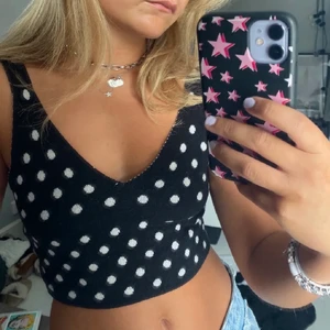 Prickig topp - Superfin prickig topp! Storlek S men skulle säga att den passar både M och XS. köpt här på plick men kommer tyvärr inte till användning. (Bilder ifrån förra ägaren)💜 buda i kommentarerna!
