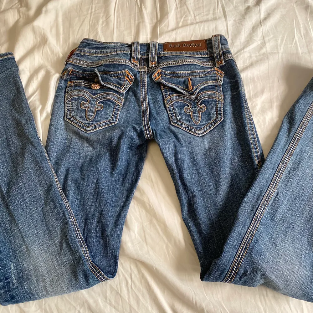 ❤️❤️‼️‼️MÅNGA INTERESERADE SÅ BUDA PRIVAT!!Säljer dessa skitsnygga bootcut jeans från märket rock revival med super coola fickor som inte säljs längre. De är köpta secondhand men endast använda 2 gånger av mig så de är i bra skick. Storleken är 26 och de sitter perfekt på mig som är 168. Skriv privat för eventuella frågor 💗. Jeans & Byxor.