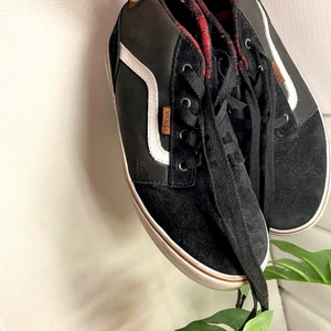 Vans skor - Säljer mina supercoola Vans skor i mocka och skinn då jag har flera liknande🥰. Coola detaljer i brunt. Använda en vinter. Bra skick! Nypris ca 800kr