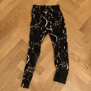 Byxor - Byxor med kattprint. Typ mjukisbyxor. Jag kan mötas upp i Täby/Danderyd annars tillkommer frakt.