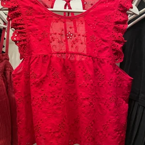 Blus - Snygg röd blus från zara som är köpt för ett par år sedan och knappt använd