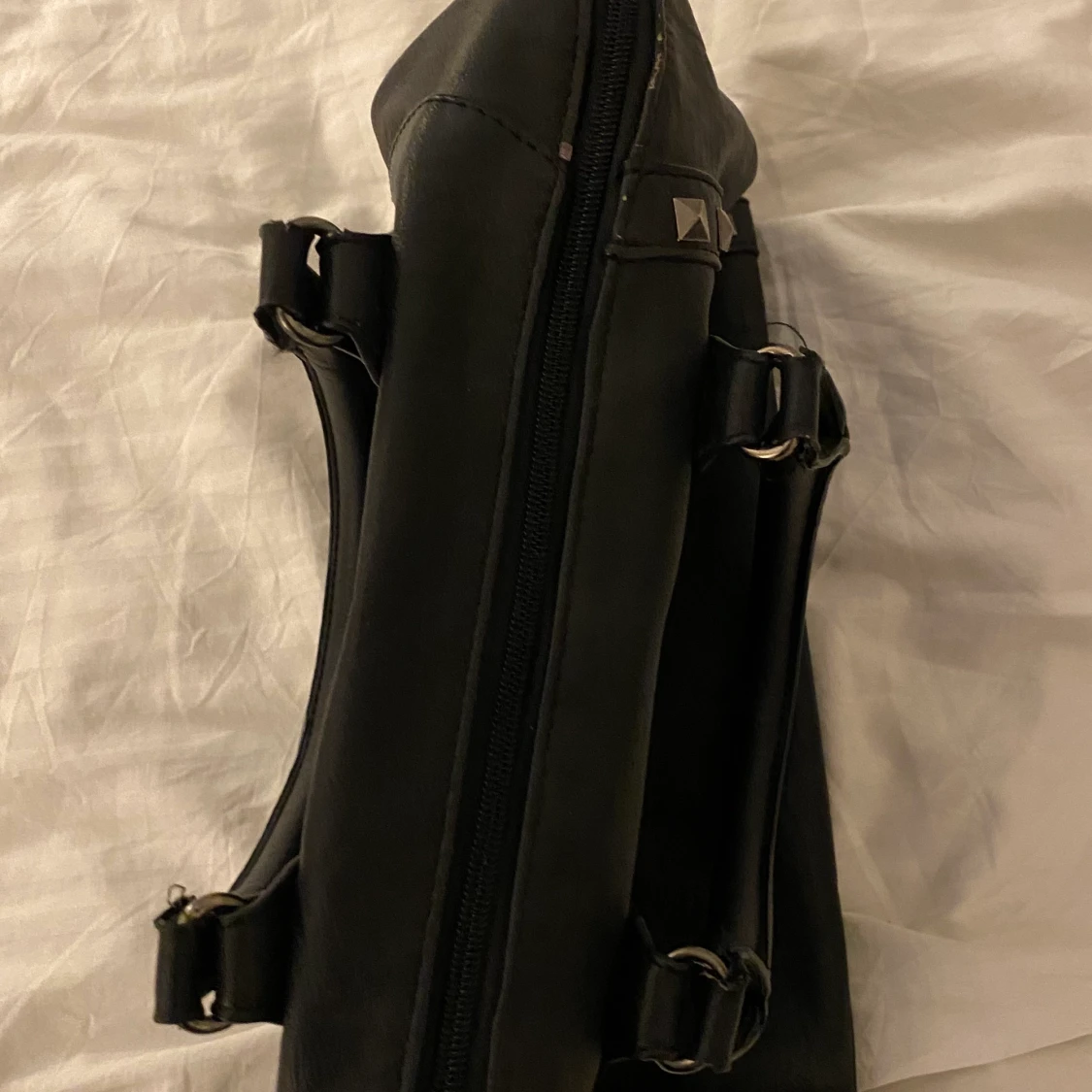 Svart väska med nitar - 91