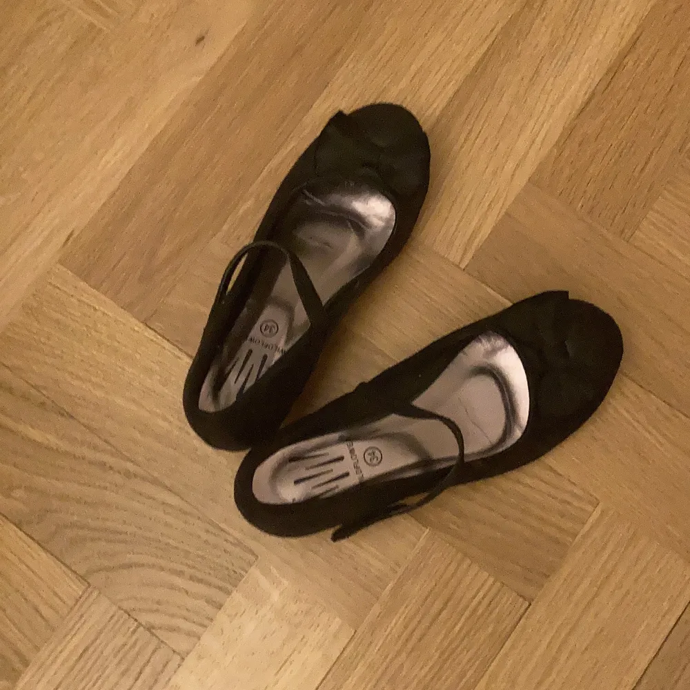 Jag säljer dessa finskor som jag fick när jag var liten men inte använt särskild mycket. De är svarta med rosetter på skorna och har en liten klack. Skriv för mer information.. Skor.