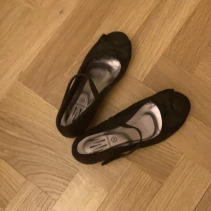 Finskor - Jag säljer dessa finskor som jag fick när jag var liten men inte använt särskild mycket. De är svarta med rosetter på skorna och har en liten klack. Skriv för mer information.