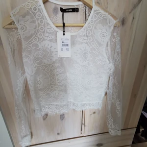 Blus i spets XS - Oanvänd blus i spets med lappar kvar. Storlek XS. Köparen står för eventuell frakt, skickar med billigaste alternativet eller annat enligt önskemål ☺️