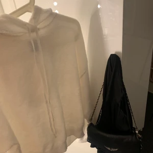 Stickad hoddie - Stickad hoddie ifrån zara, skicket är fint och den är använd ca 3 gånger☺️