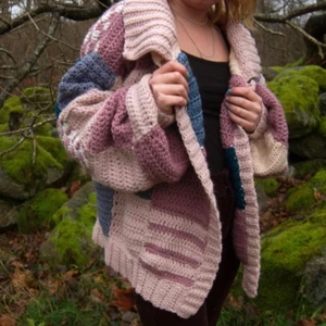 Patchwork cardigan - Varm och go cardigan inspirerad av JW Andersons mönster. Mycket jobb gick åt till detta plagg så vi hoppas att dess nya ägare älskar det lika mycket som vi gör :) 