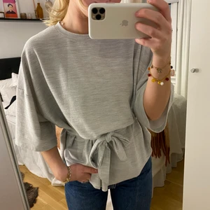 Zara tröja - Säljer min gråa Zara tröja med knytning i midjan, storlek S. Fint skick, använd 1-2 gånger.