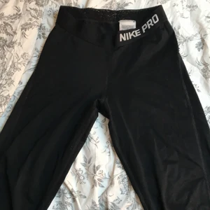 Tränings tights ifrån Nike PRO  - Väl använda tränings tights ifrån Nike som är i fint skick, förutom lite knottrig i sömmarna & i mudden som syns på bilderna! 