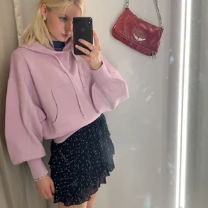 Rosa hoodie - Säljer den här rosa superfina hoodien. Den är rätt så tung och tjock i materialet och är stor i ärmarna. Fint skick! Storlek s från zara😚