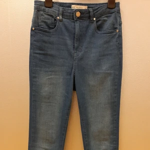 Högmidjade Molly going out jeans i stl M - Säljer dessa blåa Molly Going Out jeans från gina tricot. Jeansen är högmidjade och har fina slitningar. De är nästan helt nya, endast använda vid 2 tillfällen.