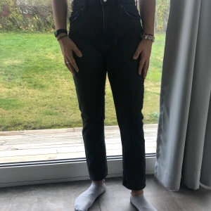 Jenas grå/svarta  - Säljer ett par jeans från weekday som är grå /svarta sköna snygga säljer blivit för små