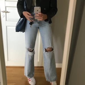Raka jeans  - Ett par Raka håliga jeans som passar mig som är 173 cm ! Jeansen är endast använda 1 gång så dom är så gott som nya! Köparen står för frakten :) 