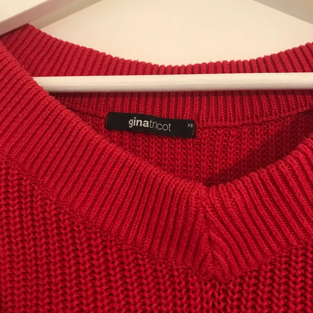Röd stickad tröja i strl XS. Boxig & oversize i modellen. Mycket bra skick. Märke- Gina tricot.. Stickat.