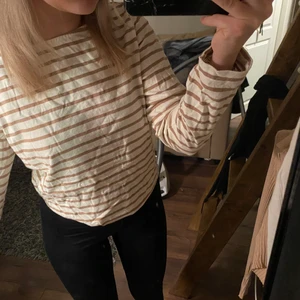 Randig Hm tröja i storlek S  - Denna tröjan är i väldigt bra skick då den inte använts mer än 1 gång. Väldigt skön och jättefin! 