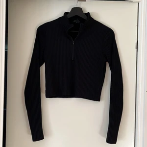 Croptop från Monki - Tröja från Monki i storlek S.💓💓 Använd 2 gånger så tröjan är i nyskick. Köpare står för frakten!