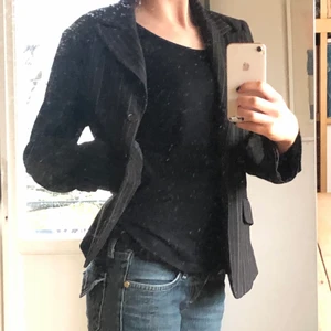 Brun kavaj - En väldigt fin brun och randig kavaj köpt secondhand men personligen använd fåtal gånger 