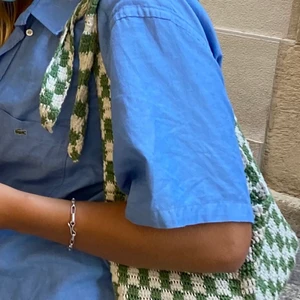 Handgjorda virkade väskor - Jag virkar rutiga väskor. Jättefina och unika. Skriv till mig för intresse, bilder, pris m.m. Priset kan varieras beroende på storlek och modell.