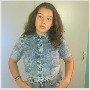 Skjorta med jeans imitation  - Mjukt i tyget, aldrig använd💜💜 priset kan diskuteras! Köparen står för frakten!🌸