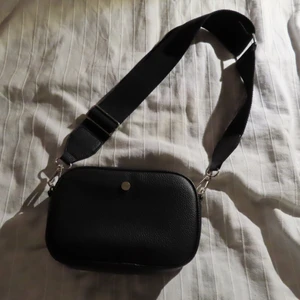 Svart handväska  - Svart handväska från glitter. Med fack på insidan. 