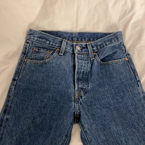 Vintage levis jeans 501:or - Jättefint skick, köpta här på plick. Jag har användt dem ca 2 gånger. Skulle säga att dem är ungefär xs/xxs. Dem går precis över anklarna på mig som är ca 158cm💕