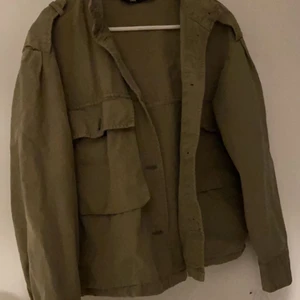 Militärgrön jacka  - Säljer min sjukt snygga jacka från zara som e köpt här på plick men är i väldigt bra skick🤍 frakt tillkommer💕