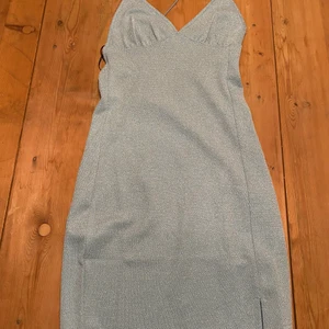 Party klänning i storlek S. - En super smickrande klänning som är perfekt till en utgång. Den har en snygg öppen rygg samt en lite slits. Prislappen är kvar och den är aldrig använd. 